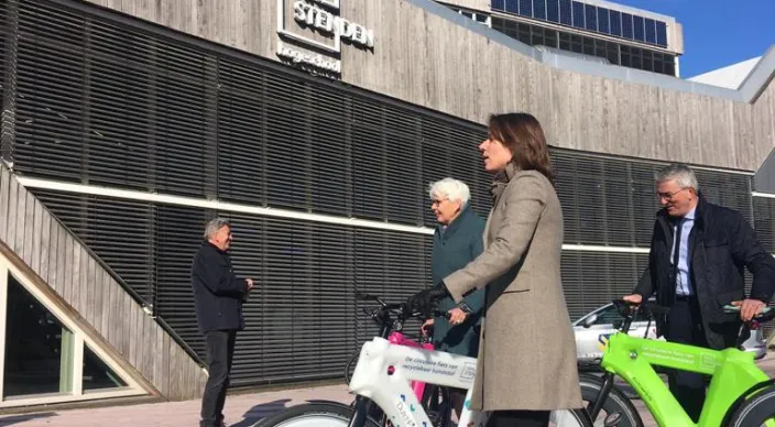 Minister Hanke Bruins Slot op circulaire plastic fiets van NHLS